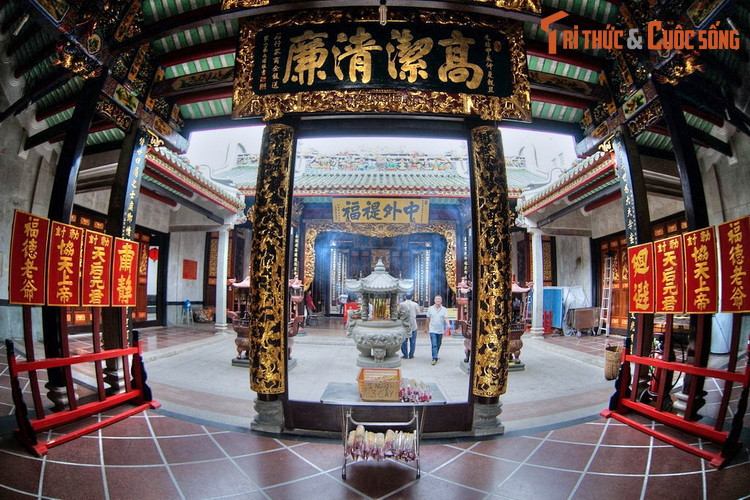 Như phần lớn các công trình thờ tự của người Hoa, hội quán Nghĩa An có tổng thể hình chữ nhật với các dãy nhà khép kính vuông góc. Nhìn chung, kiến trúc và trang trí ở hội quán thể hiện rõ nét phong cách Triều Châu.