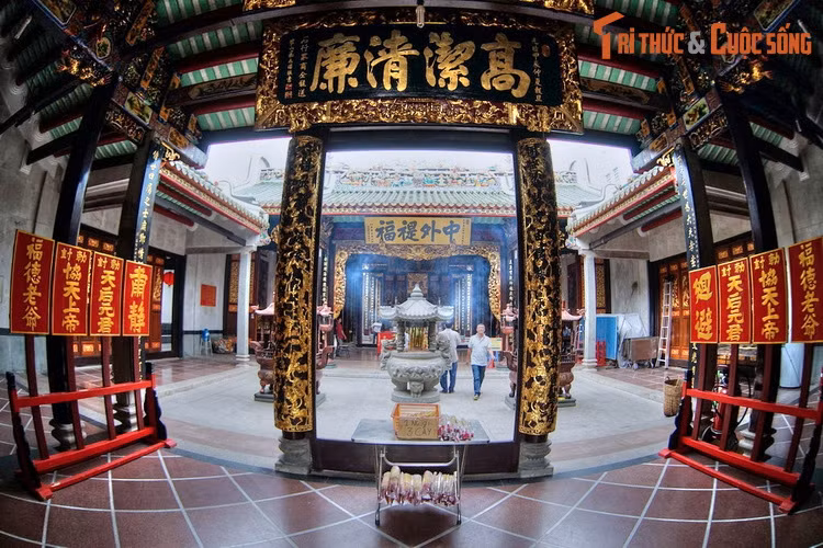 Như phần lớn các công trình thờ tự của người Hoa, hội quán Nghĩa An có tổng thể hình chữ nhật với các dãy nhà khép kính vuông góc. Nhìn chung, kiến trúc và trang trí ở hội quán thể hiện rõ nét phong cách Triều Châu.