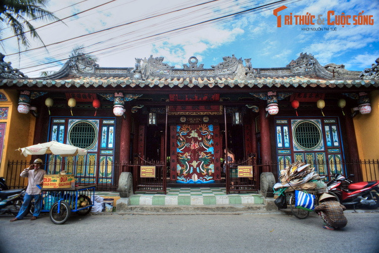 2. Nằm tại số 24 đường Trần Phú, TP Hội An, tỉnh Quảng Nam, miếu Quan Công (còn được gọi là Chùa Ông, tên chữ là Trừng Hán Cung) được lập vào năm 1653, là một trong những công trình tâm linh cổ xưa nổi tiếng nhất phố cổ Hội An.