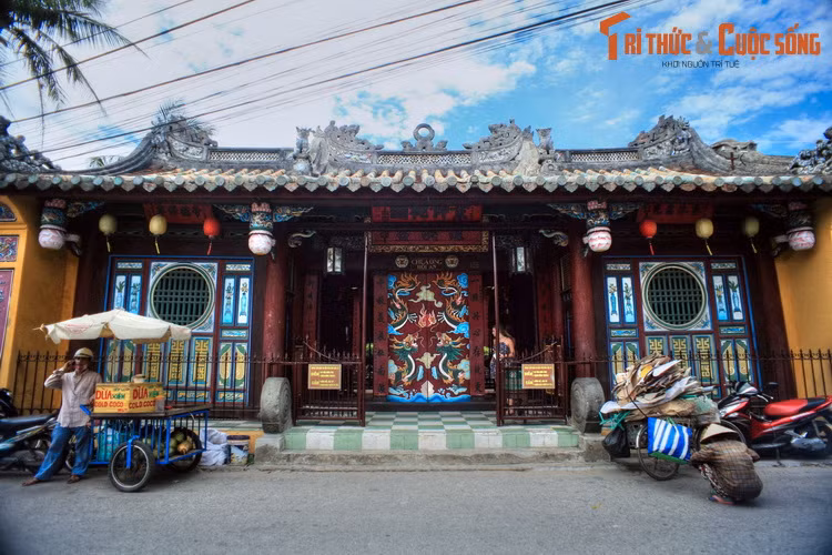 2. Nằm tại số 24 đường Trần Phú, TP Hội An, tỉnh Quảng Nam, miếu Quan Công (còn được gọi là Chùa Ông, tên chữ là Trừng Hán Cung) được lập vào năm 1653, là một trong những công trình tâm linh cổ xưa nổi tiếng nhất phố cổ Hội An.