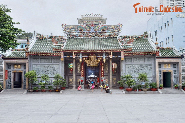 3. Tọa lạc tại số 676 đường Nguyễn Trãi, quận 5, TP HCM, hội quán Nghĩa An do cộng đồng người Hoa đến từ vùng Nghĩa An, Quảng Đông, lập vào thế kỷ 18 làm nơi hội họp, thờ cúng. Công trình được xây kiến cố từ năm 1819-1820 và kể từ đó đã được trùng tu nhiều lần.