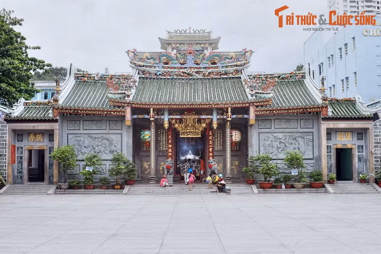 3. Tọa lạc tại số 676 đường Nguyễn Trãi, quận 5, TP HCM, hội quán Nghĩa An do cộng đồng người Hoa đến từ vùng Nghĩa An, Quảng Đông, lập vào thế kỷ 18 làm nơi hội họp, thờ cúng. Công trình được xây kiến cố từ năm 1819-1820 và kể từ đó đã được trùng tu nhiều lần.