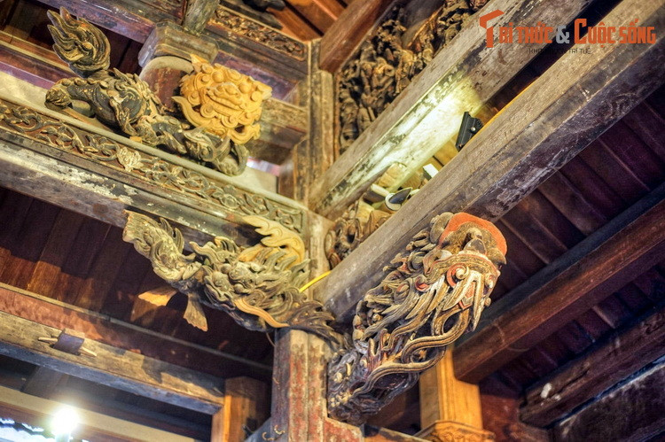 Nét đặc sắc nhất trong kiến trúc của đền Quan Đế là ở chỗ, đây là một đền thờ của người Hoa nhưng lại mang nhiều nét kiến trúc truyền thống Việt, thể hiện ở các kết cấu gỗ lim kiểu chồng rường, các bộ vì vỏ cua… với nhiều mảng chạm khắc mang phong cách nghệ thuật Việt đầu thế kỷ 19.