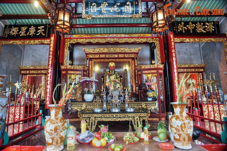 Do hội quán Nghĩa An thờ Quan Công nên nơi đây còn được gọi là chùa Ông. Tượng Quan Công được bài trí giữa chính điện. Hai bên cũng có tượng Quan Bình và Châu Xương tương tự đền Quan Đế ở Hà Nội và miếu Quan Công ở Hội An.