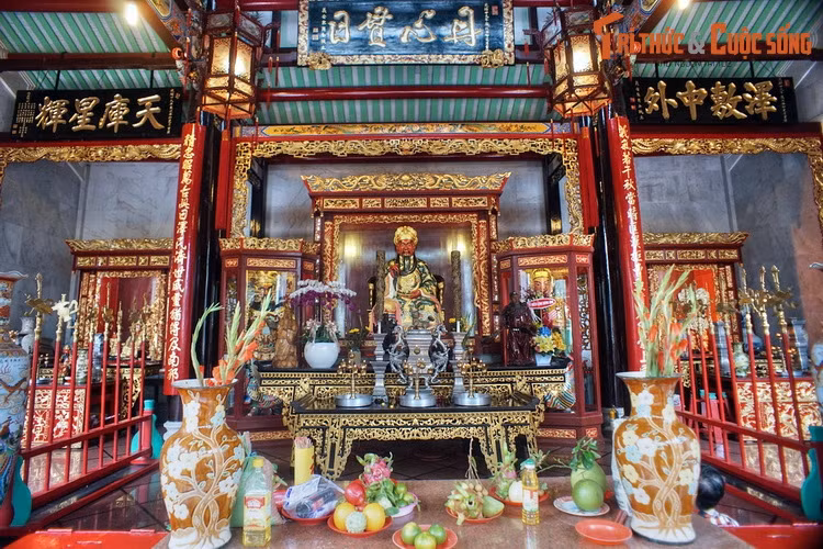 Do hội quán Nghĩa An thờ Quan Công nên nơi đây còn được gọi là chùa Ông. Tượng Quan Công được bài trí giữa chính điện. Hai bên cũng có tượng Quan Bình và Châu Xương tương tự đền Quan Đế ở Hà Nội và miếu Quan Công ở Hội An.