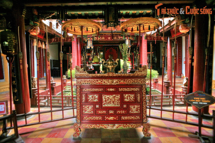 Công trình được được xây theo kiểu chữ “Quốc”, gồm bốn tòa nhà: tiền đình, hai tả, hữu vu và chính điện. Các chi tiết kiến trúc được tạo tác rất tinh xảo và giàu nghệ thuật.