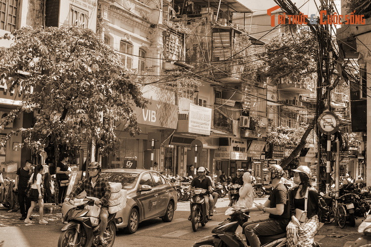 “...Hết phố Hàng Mắm, chúng tôi sang phố Hàng Thừng (tên gọi cũ của phố Hàng Gai) phải qua một mê cung những con phố nhỏ hẹp, phải theo cách định hướng để tới phố du Change (phố Đổi tiền)...”.