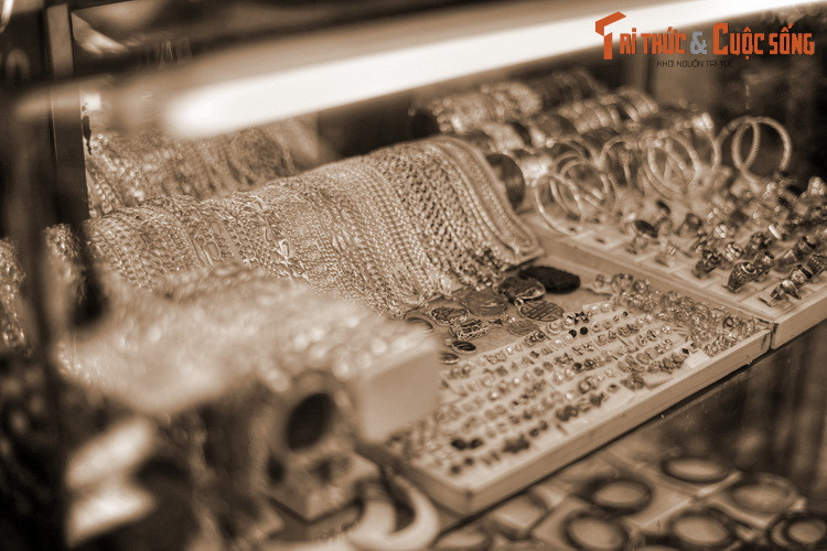 Dọc theo phố Hàng Bạc có cả chục cửa hàng chuyên kinh doanh đồ bạc. Còn nghề đổi tiền, một nghề từng hưng thịnh đến mức trở thành tên phố, nay chỉ còn được biết đến qua những trang sử cũ...