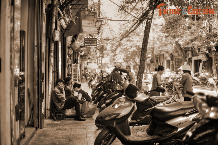 “...Để tránh nạn buôn tiền mà thương nhân Tàu và công chức An Nam dễ dàng thực hiện, mỗi tháng công sứ Pháp ở Hà Nội định giá chính thức của đồng bạc với đồng kẽm An Nam một lần. Nhưng quy định ấy không áp dụng chặt chẽ ở Hàng Bạc...”.