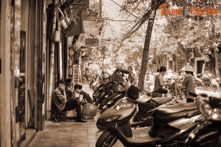 “...Để tránh nạn buôn tiền mà thương nhân Tàu và công chức An Nam dễ dàng thực hiện, mỗi tháng công sứ Pháp ở Hà Nội định giá chính thức của đồng bạc với đồng kẽm An Nam một lần. Nhưng quy định ấy không áp dụng chặt chẽ ở Hàng Bạc...”.