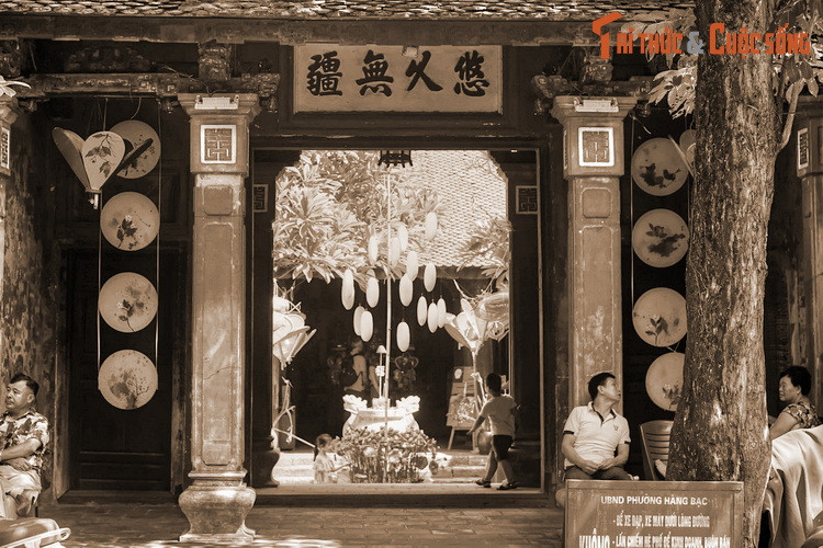 “...Một đồng bạc hình đúc thật rõ nét, gieo xuống vật thể rắn tiếng kêu trong và ngân dài được người bản xứ trả thêm một quan so với đồng bạc cùng trọng lượng nhưng không đủ các điều kiện trên...”.