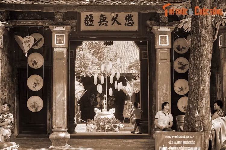 “...Một đồng bạc hình đúc thật rõ nét, gieo xuống vật thể rắn tiếng kêu trong và ngân dài được người bản xứ trả thêm một quan so với đồng bạc cùng trọng lượng nhưng không đủ các điều kiện trên...”.