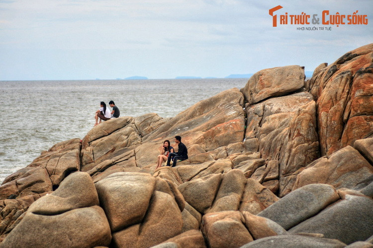 Nằm ở phía Nam bãi biển Sầm Sơn, bãi đá Sầm Sơn là địa điểm thu hút nhiều du khách khám phá khi có dịp ghé thăm thành phố biển Sầm Sơn (tỉnh Thanh Hóa).