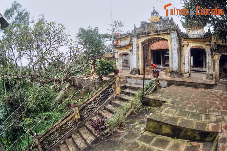 Đền Độc Cước, ngôi đền nổi tiếng bậc nhất Sầm Sơn nằm trên một khu đắt bằng phẳng sát bãi đá.