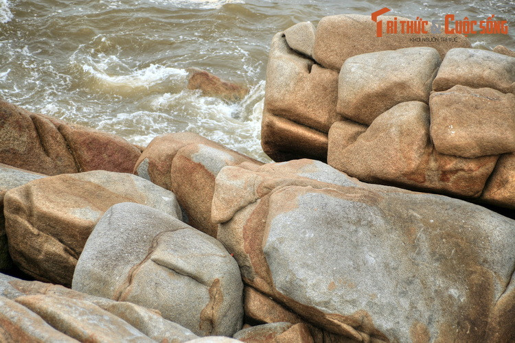 Trải dài hàng cây số dọc theo chân núi Trường Lệ, bãi đá này gồm vô vàn khối đá lớn, được gió và sóng biển bào mòn theo thời gian, tạo thành những hình thù độc đáo.