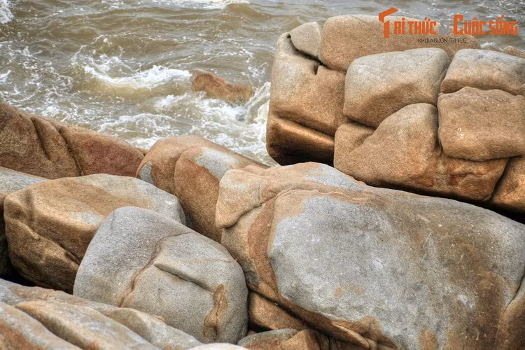 Trải dài hàng cây số dọc theo chân núi Trường Lệ, bãi đá này gồm vô vàn khối đá lớn, được gió và sóng biển bào mòn theo thời gian, tạo thành những hình thù độc đáo.