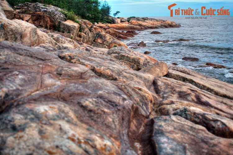 Nhiều khu vực của bãi đá Sầm Sơn vẫn còn rất hoang vu, ít sự hiện diện của con người...