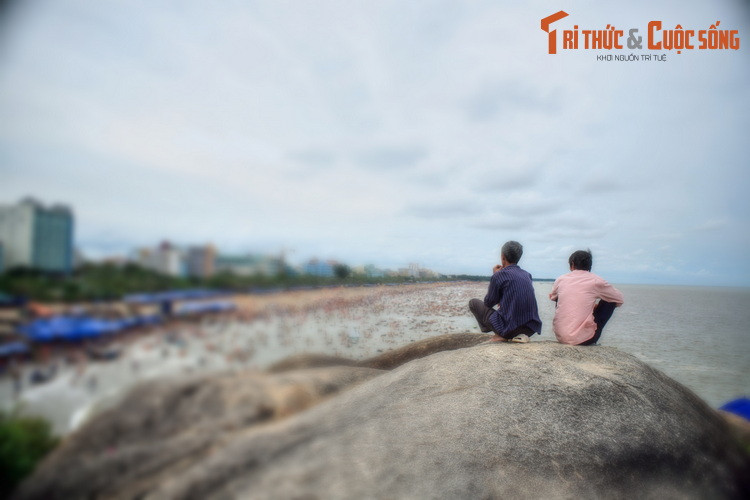 Từ trên bãi đá Sầm Sơn, có thể phóng tầm mắt nhìn toàn cảnh bãi biển Sầm Sơn ở phía Bắc, và Biển Đông trải dài ra vô tận ở phía Đông.