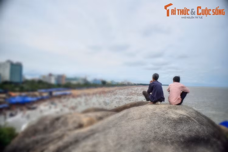 Từ trên bãi đá Sầm Sơn, có thể phóng tầm mắt nhìn toàn cảnh bãi biển Sầm Sơn ở phía Bắc, và Biển Đông trải dài ra vô tận ở phía Đông.