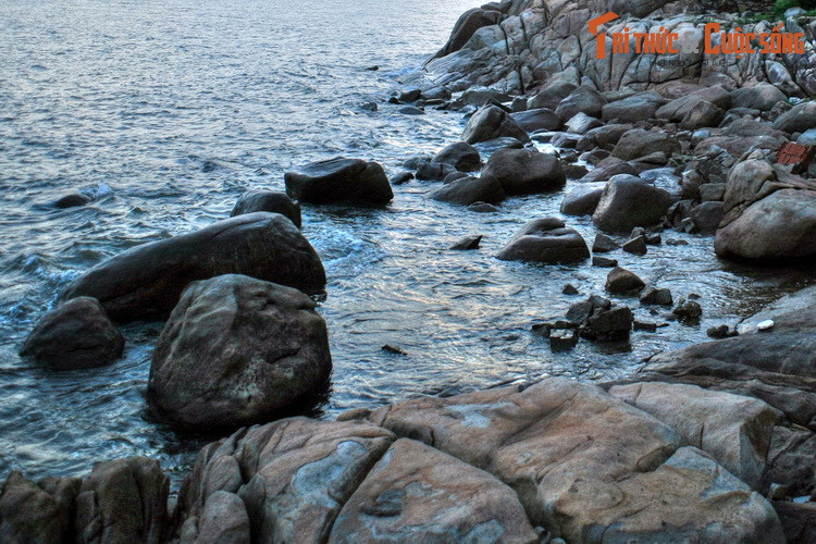 Bãi đá có một phần đáng kể nằm chìm dưới mực nước biển.