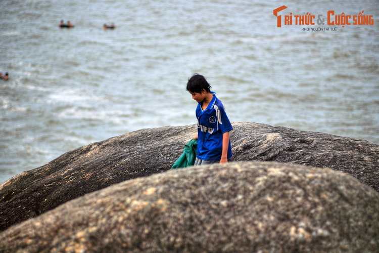 Bãi đá là nơi mưu sinh của nhiều cư dân địa phương.