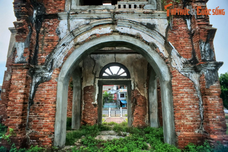 Nhà thờ này được xây từ năm 1886, sau năm 1954 thì bị bỏ hoang. Trong cuộc kháng chiến chống Mỹ, thị xã Đồng Hới đã bị máy bay Mỹ đánh phá ác liệt. Vào ngày 11/2/1965, nhà thờ Tam Tòa đã bị phá hủy nặng nề sau một trận bom của Mỹ.