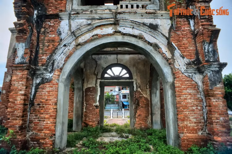 Nhà thờ này được xây từ năm 1886, sau năm 1954 thì bị bỏ hoang. Trong cuộc kháng chiến chống Mỹ, thị xã Đồng Hới đã bị máy bay Mỹ đánh phá ác liệt. Vào ngày 11/2/1965, nhà thờ Tam Tòa đã bị phá hủy nặng nề sau một trận bom của Mỹ.