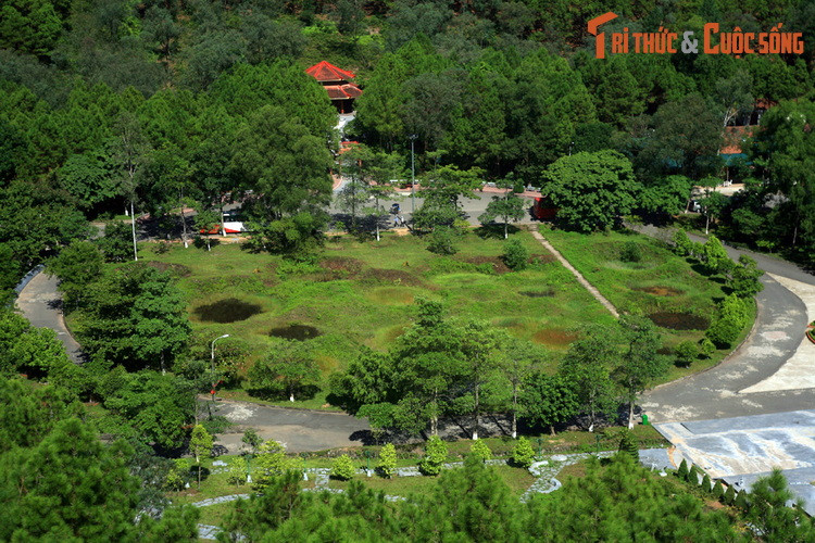 3. Ngày nay, khi viếng thăm khu di tích lịch sử Ngã ba Đồng Lộc (Can Lộc, Hà Tĩnh), nhiều người không khỏi lặng người khi chứng kiến hình ảnh một bãi đất rộng lớn chi chít hố bom ở nơi đây.