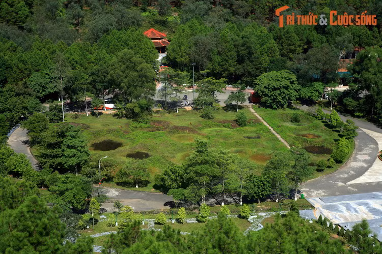 3. Ngày nay, khi viếng thăm khu di tích lịch sử Ngã ba Đồng Lộc (Can Lộc, Hà Tĩnh), nhiều người không khỏi lặng người khi chứng kiến hình ảnh một bãi đất rộng lớn chi chít hố bom ở nơi đây.