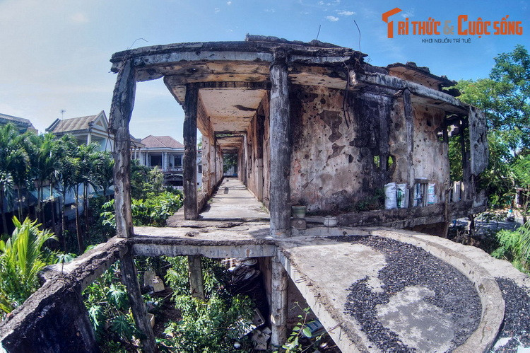 Trường được xây hai tầng bằng bê tông cốt thép, là nơi khoảng hơn 1.000 học sinh học hệ Đệ nhị. Năm 1972, cuộc chiến chống lại chiến dịch tái chiếm thị xã Quảng Trị của địch đã diễn ra vô cùng ác liệt. Trường Bồ Đề trở thành một trong những chốt chiến đấu quan trọng của quân ta.