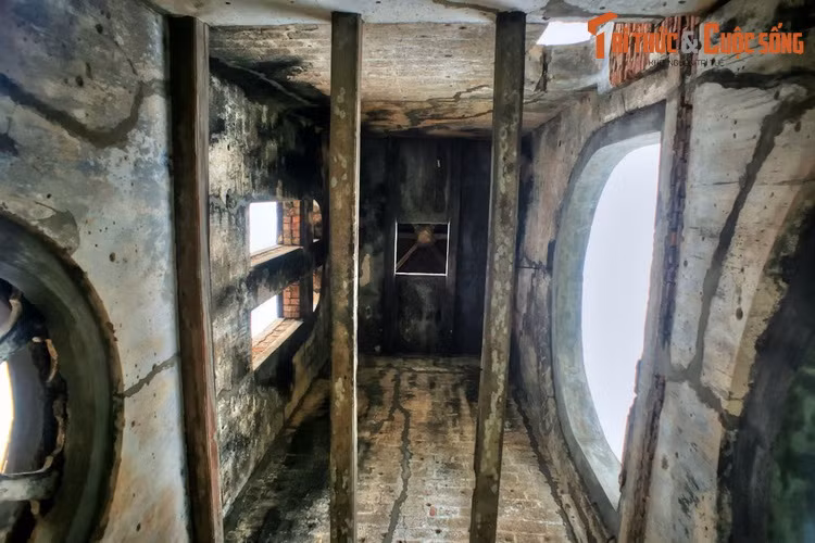 Sau năm 1975, Đồng Hới được tái thiết, riêng ngôi nhà thờ cổ đổ nát vẫn được giữ nguyên trạng. Đến năm 1997, phế tích của nhà thờ Tam Tòa chính thức được tỉnh Quảng Bình công nhận là một Khu Chứng tích tội ác chiến tranh.