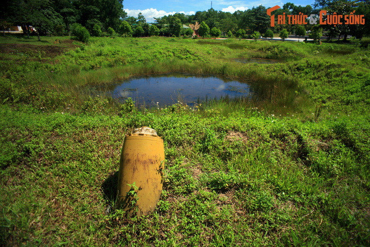 Ngày 24/7/1968, một trong những quả bom như vậy đã giết chết 10 cô gái thanh niên xung phong, những người có nhiệm vụ canh giữ Ngã ba Đồng Lộc, phá bom và sửa đường thông xe khi bị bom phá. Các cô hi sinh khi tuổi đời còn rất trẻ, phần lớn chưa lập gia đình...