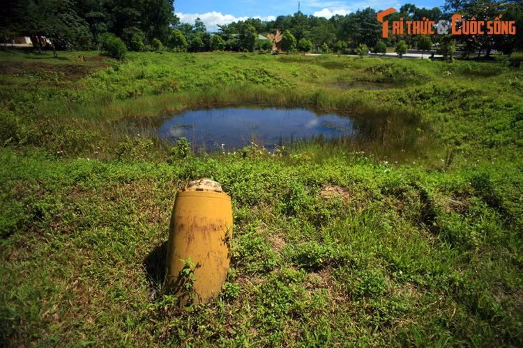 Ngày 24/7/1968, một trong những quả bom như vậy đã giết chết 10 cô gái thanh niên xung phong, những người có nhiệm vụ canh giữ Ngã ba Đồng Lộc, phá bom và sửa đường thông xe khi bị bom phá. Các cô hi sinh khi tuổi đời còn rất trẻ, phần lớn chưa lập gia đình...