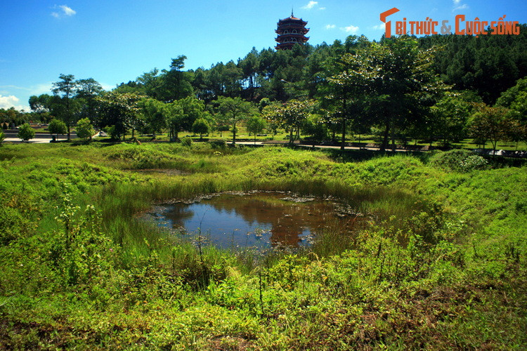 Là đầu mối giao thông quan trọng của đường mòn Hồ Chí Minh, Ngã ba Đồng Lộc (Can Lộc, Hà Tĩnh) đã hứng chịu hàng vạn quả bom Mỹ. Trên một diện tích nhỏ, mỗi ngày nơi đây phải hứng chịu hàng chục đợt oanh kích từ các máy bay ném bom của Mỹ.