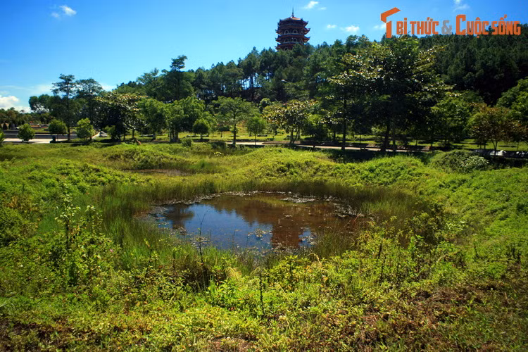 Là đầu mối giao thông quan trọng của đường mòn Hồ Chí Minh, Ngã ba Đồng Lộc (Can Lộc, Hà Tĩnh) đã hứng chịu hàng vạn quả bom Mỹ. Trên một diện tích nhỏ, mỗi ngày nơi đây phải hứng chịu hàng chục đợt oanh kích từ các máy bay ném bom của Mỹ.
