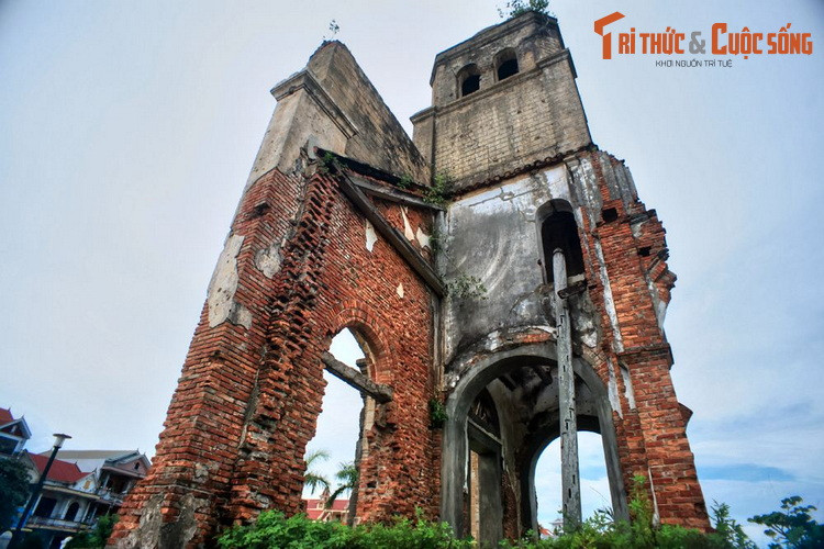 Ngày nay, nhà thờ Tam Tòa chỉ còn lại tòa tháp chuông, một số mảng tường và phần nền móng được gia cố bằng đá. Dấn vết đạn bom vẫn còn in dấu trên những gì còn lại của công trình kiến trúc tráng lệ thuở nào.