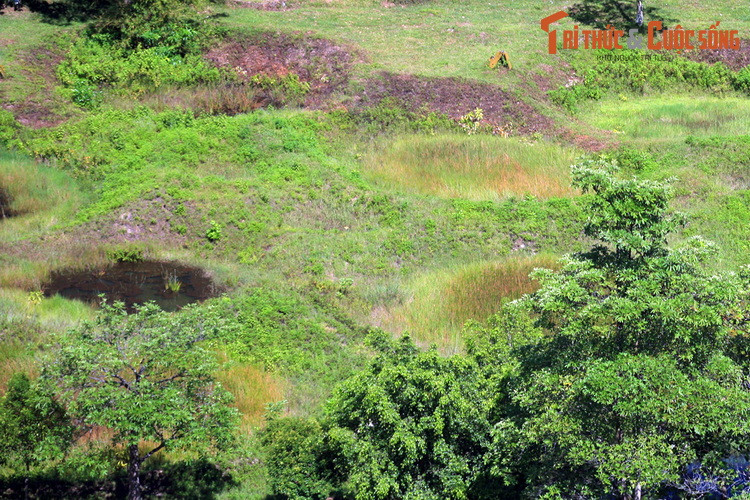 Các hố bom này là chứng tích của những tháng ngày khói lửa, thấm đẫm mồ hôi, nước mắt và máu của những người con đất Việt trong những năm tháng kháng chiến chống Mỹ.