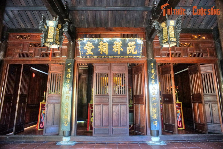 Trên cửa chính dẫn vào gian thờ cúng có tấm hoành phi đề 4 chữ ” Nguyễn Tường Từ Đường”.