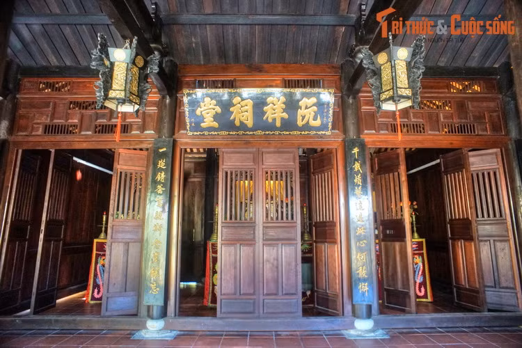 Trên cửa chính dẫn vào gian thờ cúng có tấm hoành phi đề 4 chữ ” Nguyễn Tường Từ Đường”.