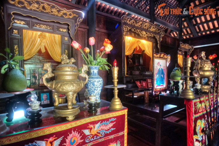 Theo đúng quy cách bày biện, bàn thờ gia tiên phải có 3 lớp: Lớp trong cùng là nơi đặt di ảnh hoặc bài vị, bát hương của những người đã mất.