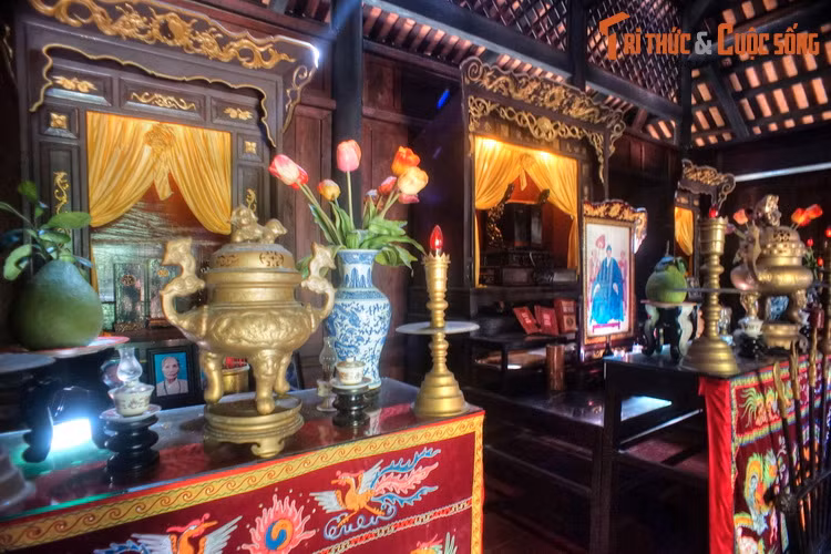 Theo đúng quy cách bày biện, bàn thờ gia tiên phải có 3 lớp: Lớp trong cùng là nơi đặt di ảnh hoặc bài vị, bát hương của những người đã mất.