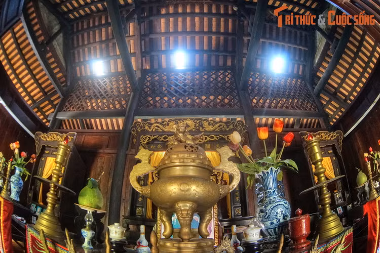 Lớp ngoài cùng là nơi đặt bát hương chung (hội đồng), lư, đèn, nồi giác, chén để đựng nước, rượu khi cúng...