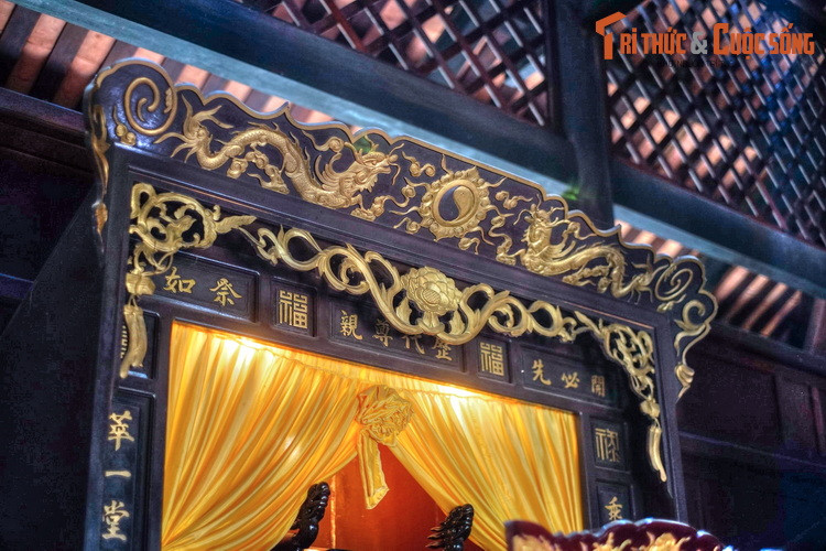 Đồ nội thất và các kết cấu gỗ của bàn thờ gia tiên ở nhà thờ tộc Nguyễn Tường do nghệ nhân làng mộc Kim Bồng – Hội An thi công với sự tinh tế và tính thẩm mỹ rất cao.