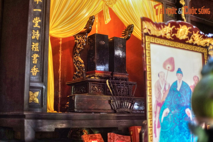 Ở nhà thờ tộc Nguyễn Tường, bàn thờ trung tâm đặt ảnh thờ và bài vị của cụ Nguyễn Tường Vân (1774-1822). Cụ là một vị khai quốc công thần, từng làm đến chức Binh bộ thượng thư triều Minh Mạng.