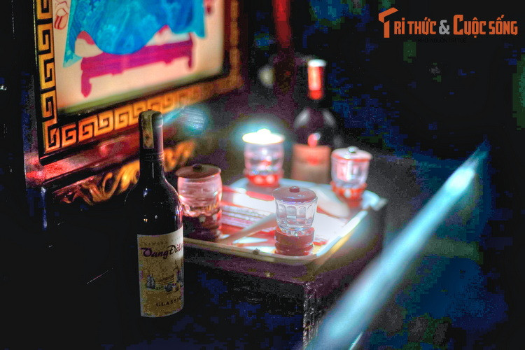 Lớp giữa của bàn thờ gia tiên bình thường là nơi đặt khay trà, ve rượu, đĩa trà, bình hoa..., khi cúng tế được dùng làm nơi đặt lễ vật.