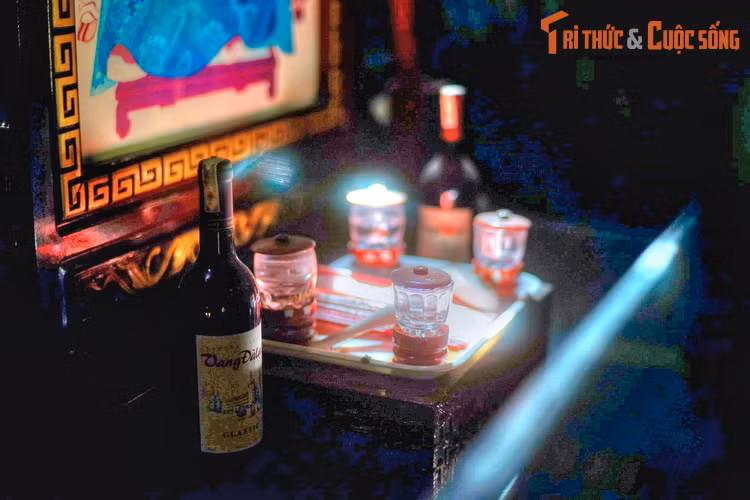 Lớp giữa của bàn thờ gia tiên bình thường là nơi đặt khay trà, ve rượu, đĩa trà, bình hoa..., khi cúng tế được dùng làm nơi đặt lễ vật.