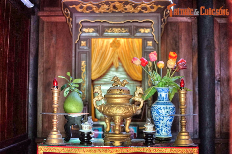 Hai bên bàn thờ trung tâm có hai bàn thờ nhỏ hơn, đặt di ảnh một số thành viên khác của Tộc Nguyễn Tường.