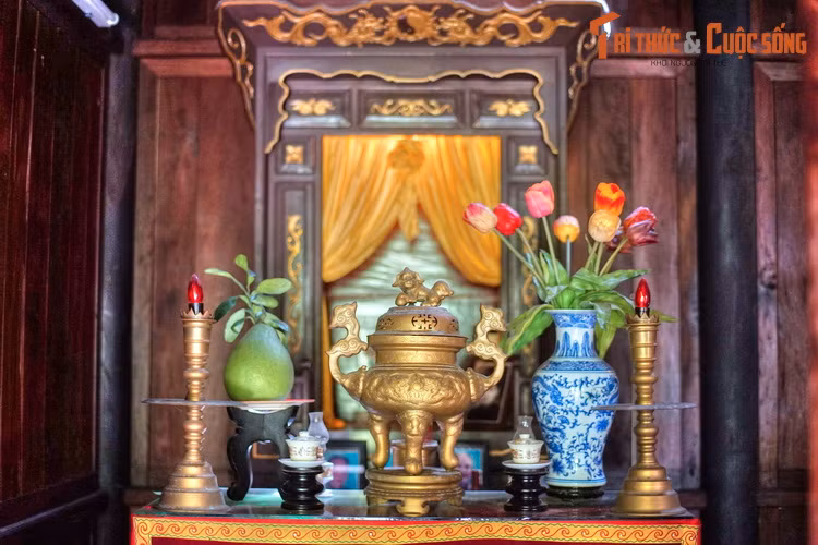 Hai bên bàn thờ trung tâm có hai bàn thờ nhỏ hơn, đặt di ảnh một số thành viên khác của Tộc Nguyễn Tường.