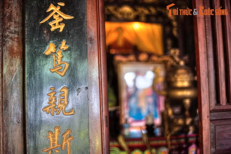 Hai bên cửa vào không gian thờ cúng có câu đối, mang nội dung ca tụng công đức của ông bà tổ tiên.