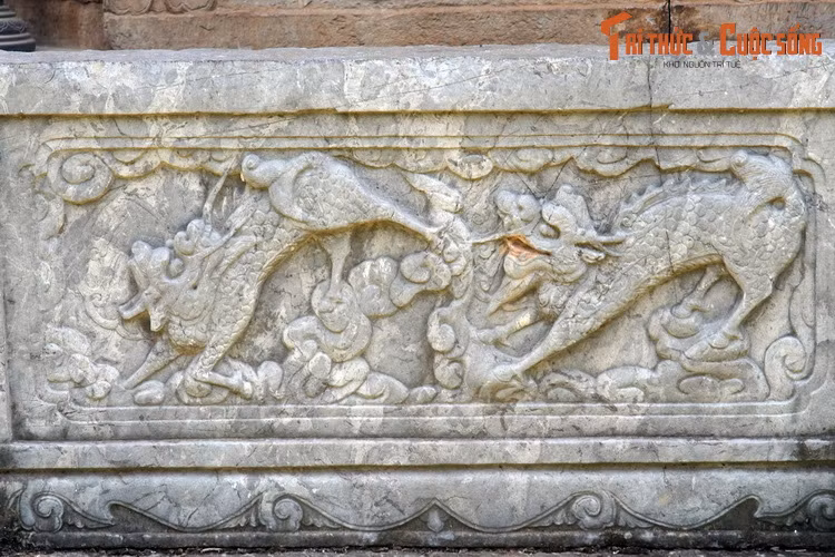 Tháp cao 13,5 mét, có 5 tầng, mỗi tầng 8 mặt, tất cả được xây bằng đá. Giá trị mỹ thuật của tháp công trình tập trung ở tầng đầu tiên, nơi có 13 bức phù điêu chạm hình động vật trên bề mặt.